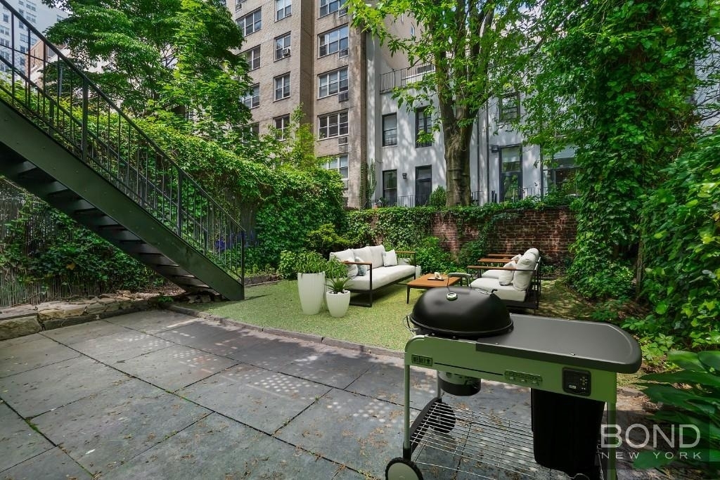 233 E 18th Street - Photo 10