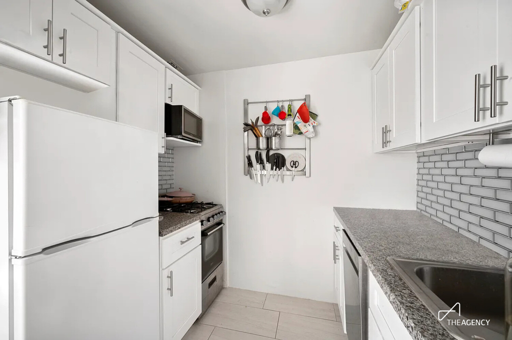 310 W 95th Street - Photo 1