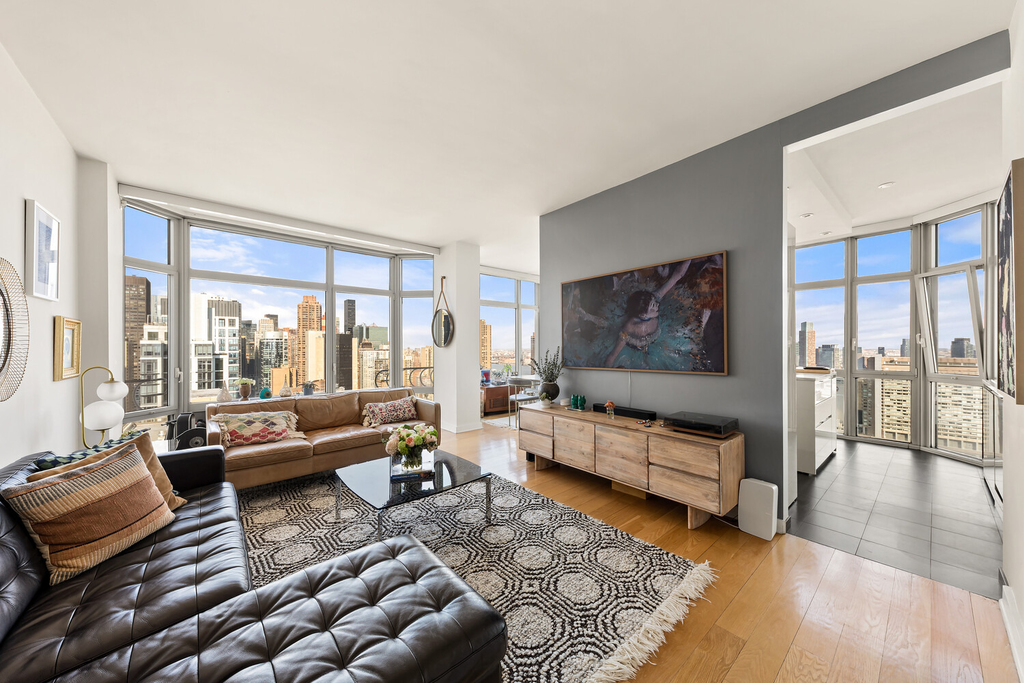 200 E 32nd Street - Photo 1