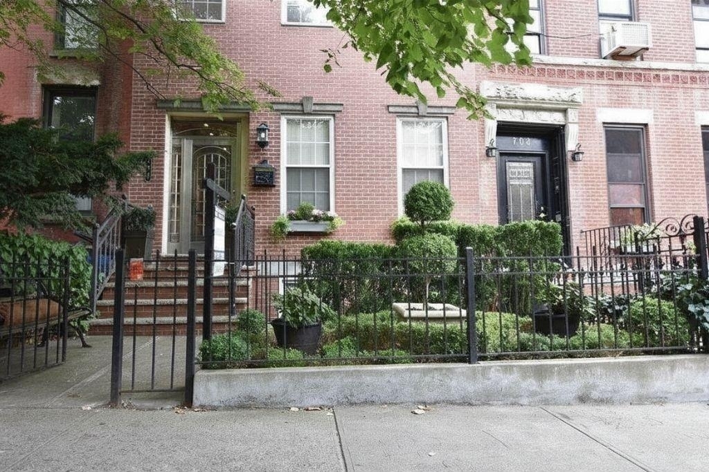 704 Degraw Street - Photo 10