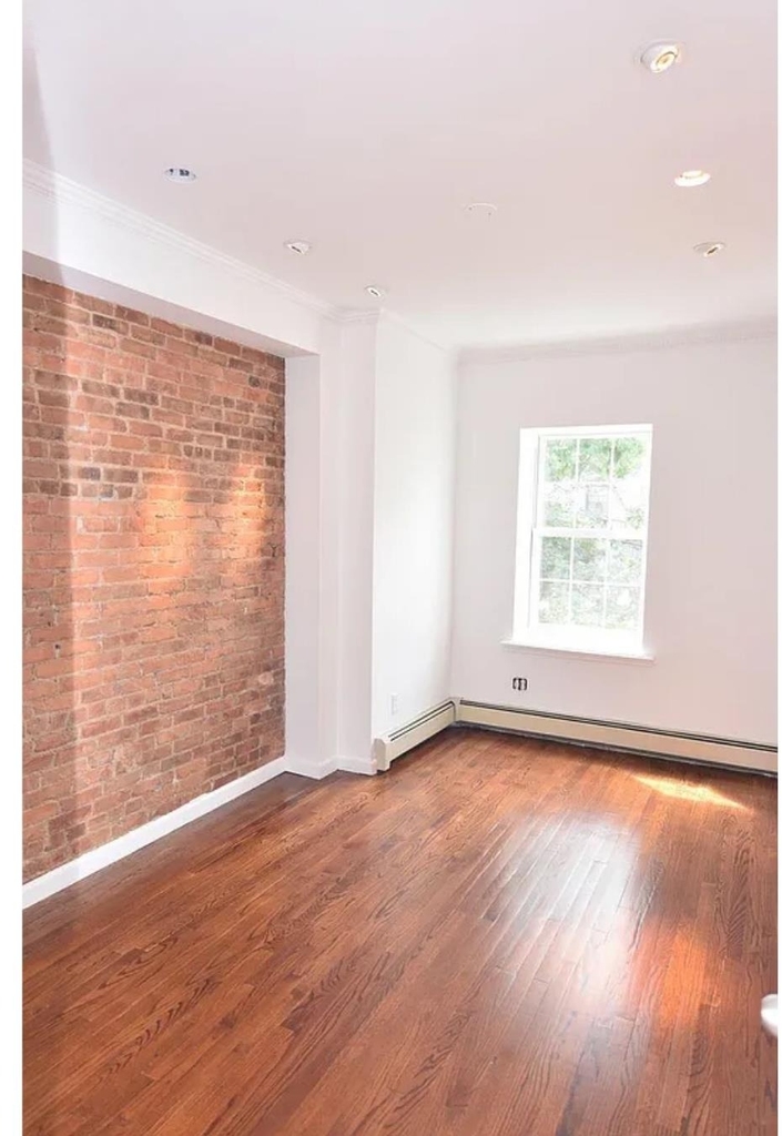 704 Degraw Street - Photo 5