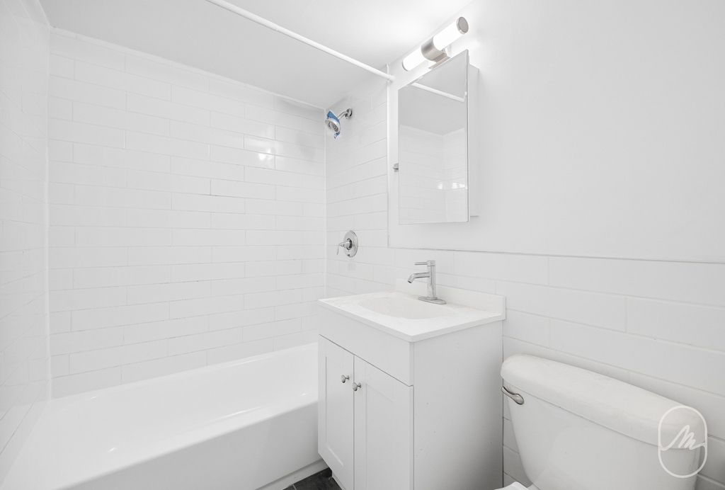 313 W 29th Street - Photo 6