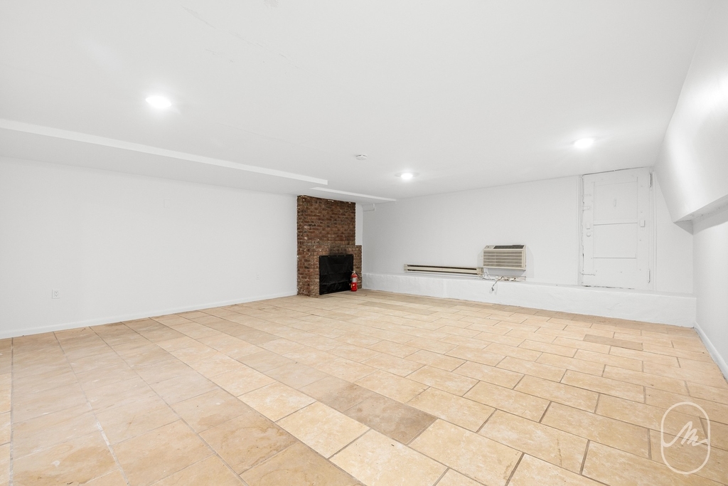 313 W 29th Street - Photo 10