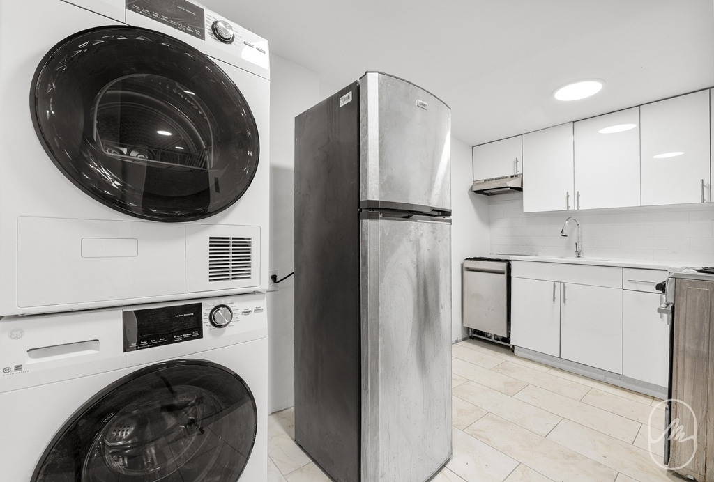 313 W 29th Street - Photo 5