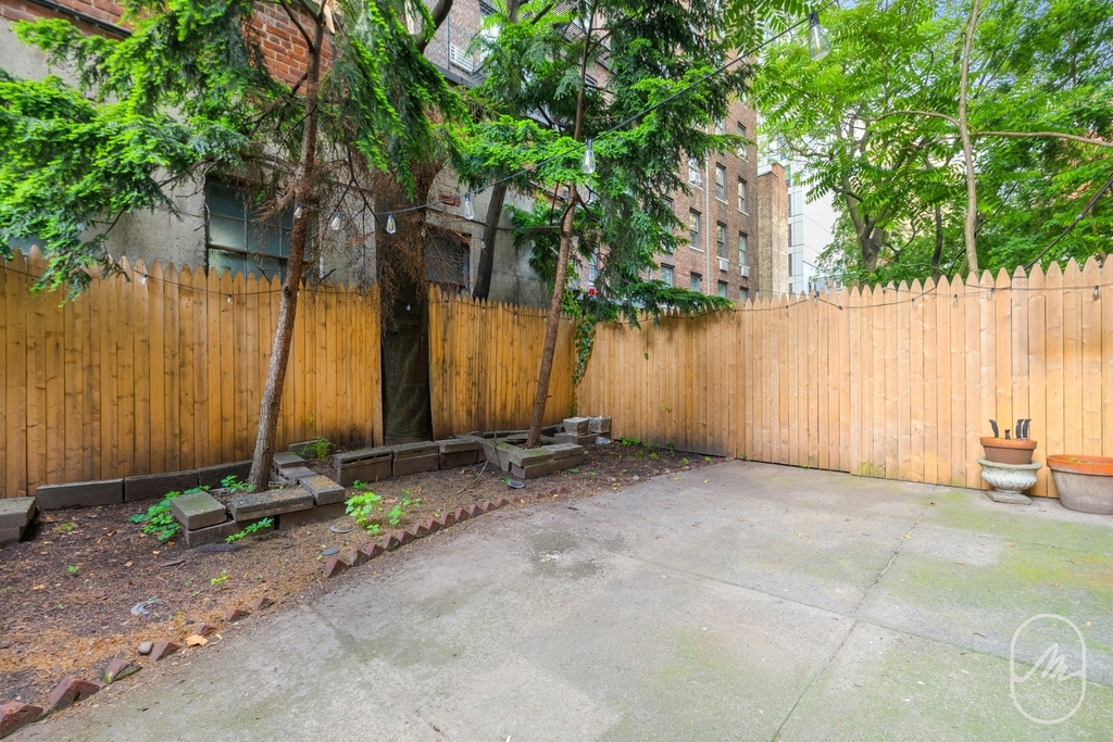 313 W 29th Street - Photo 12