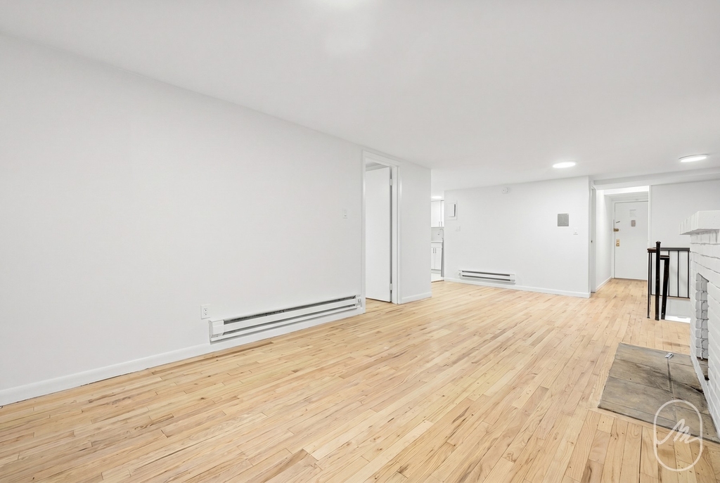 313 W 29th Street - Photo 2