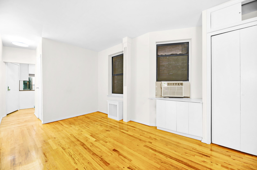 West 49th Street - Photo 1