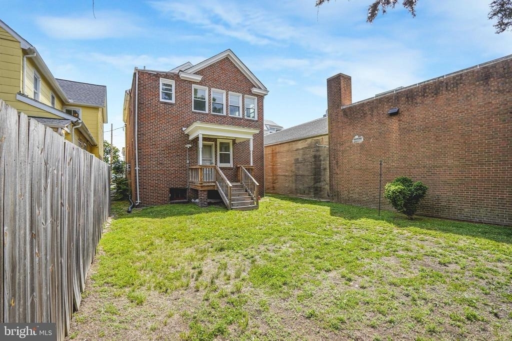 1004 Prince Edward Street - Photo 10