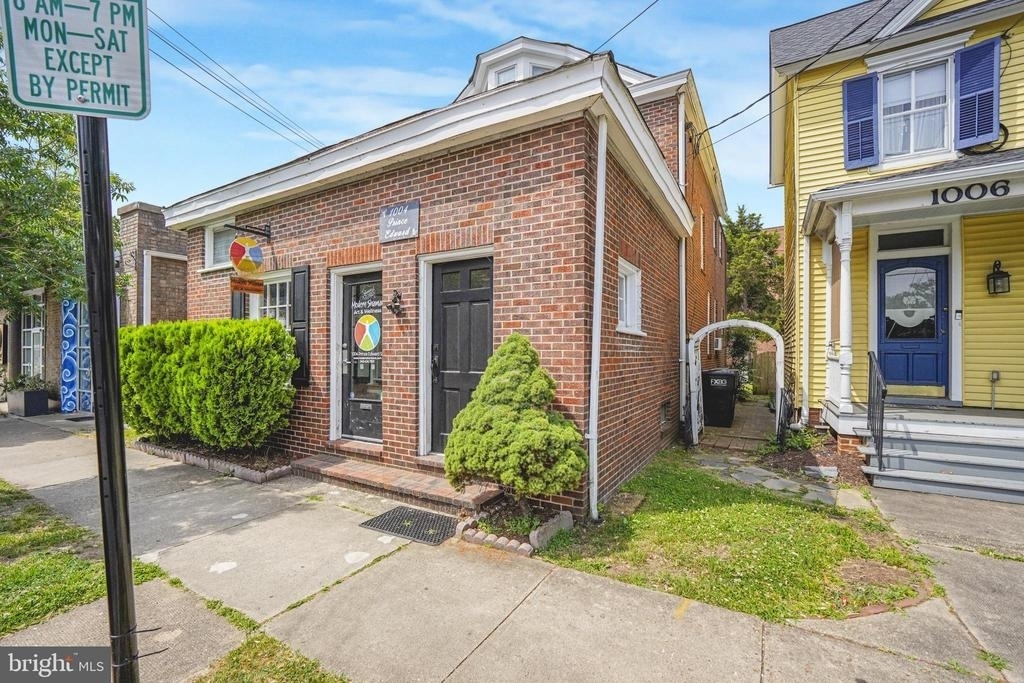 1004 Prince Edward Street - Photo 0