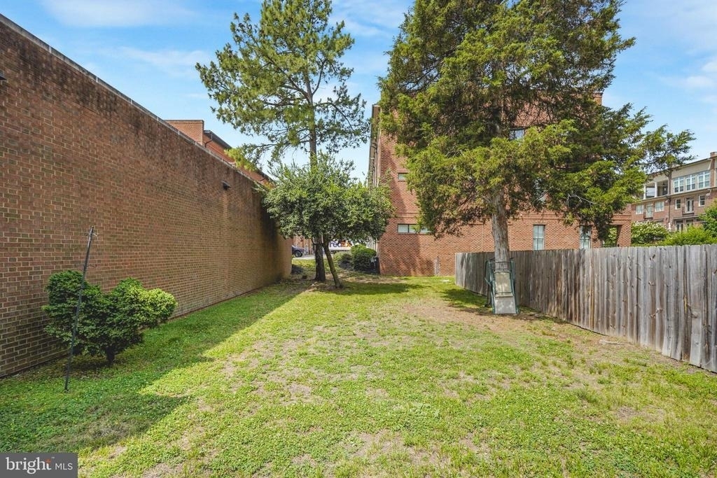 1004 Prince Edward Street - Photo 12