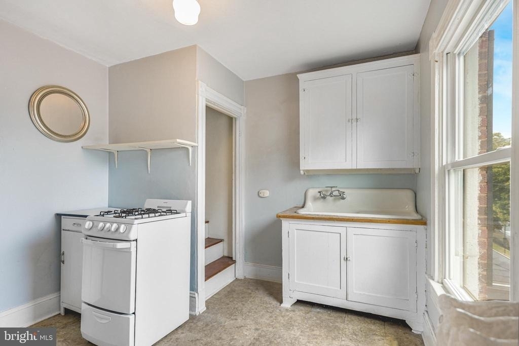 1004 Prince Edward Street - Photo 5