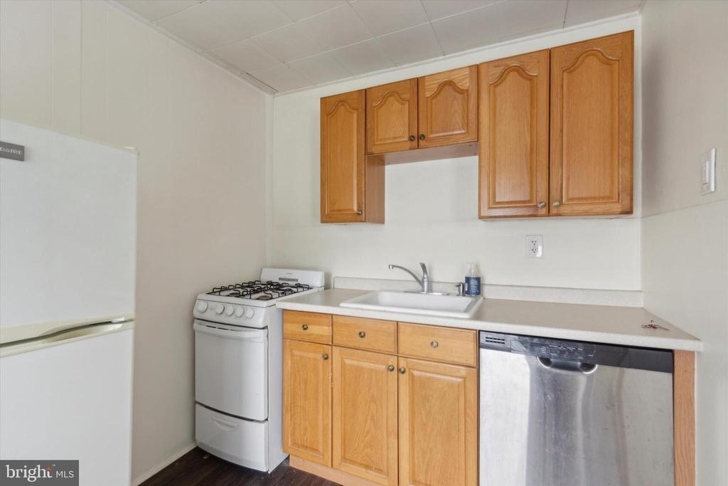 448 Krams Avenue - Photo 5