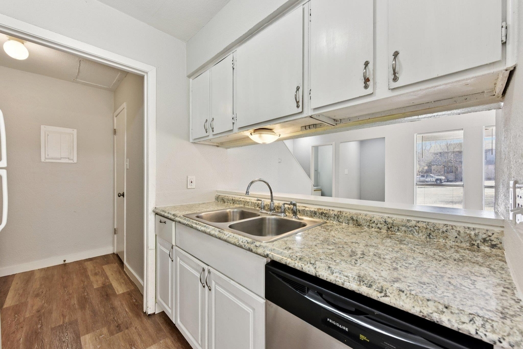 1210 Southport Dr - Photo 4