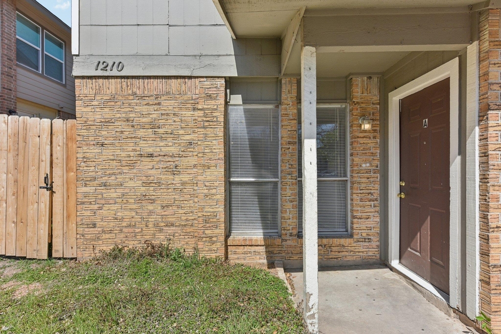 1210 Southport Dr - Photo 3