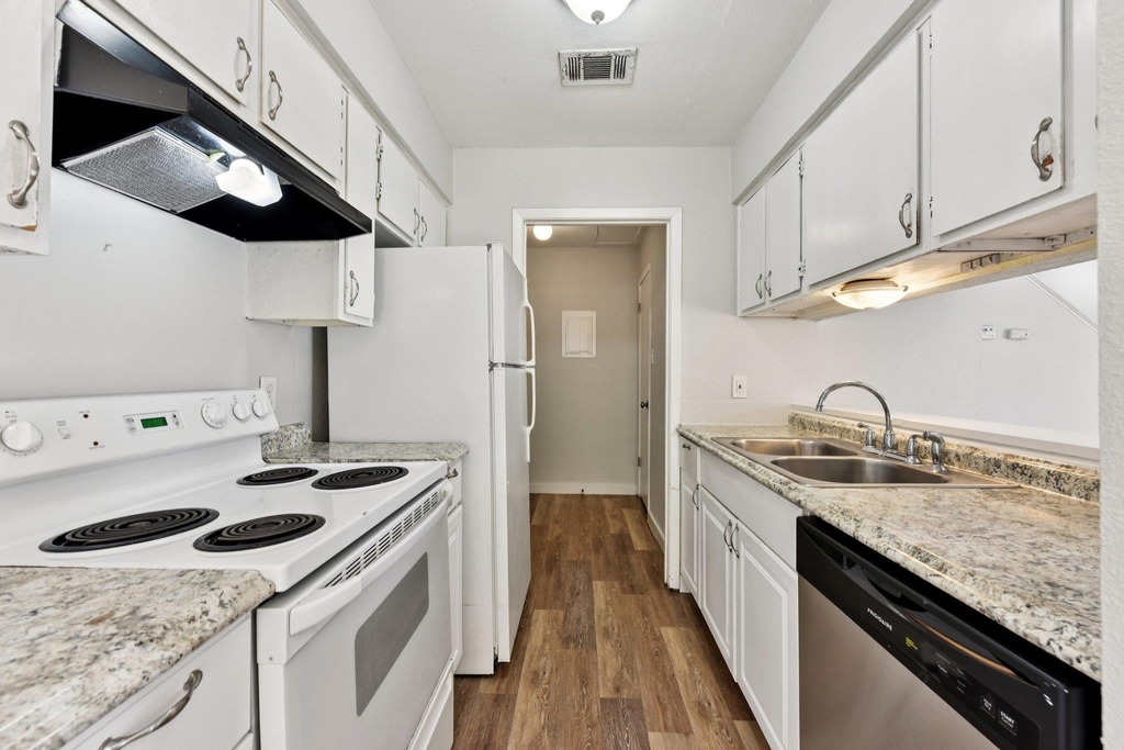 1210 Southport Dr - Photo 15