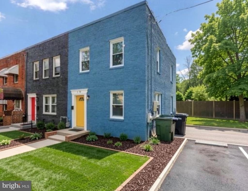 19 Atlantic Street Se - Photo 2