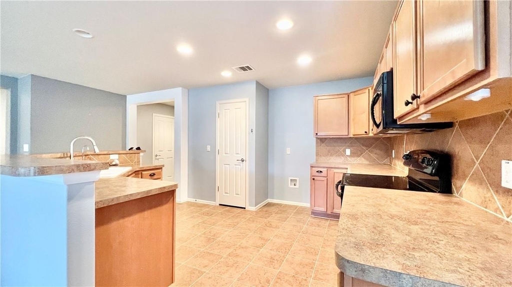 784 Kingfisher Ln - Photo 2