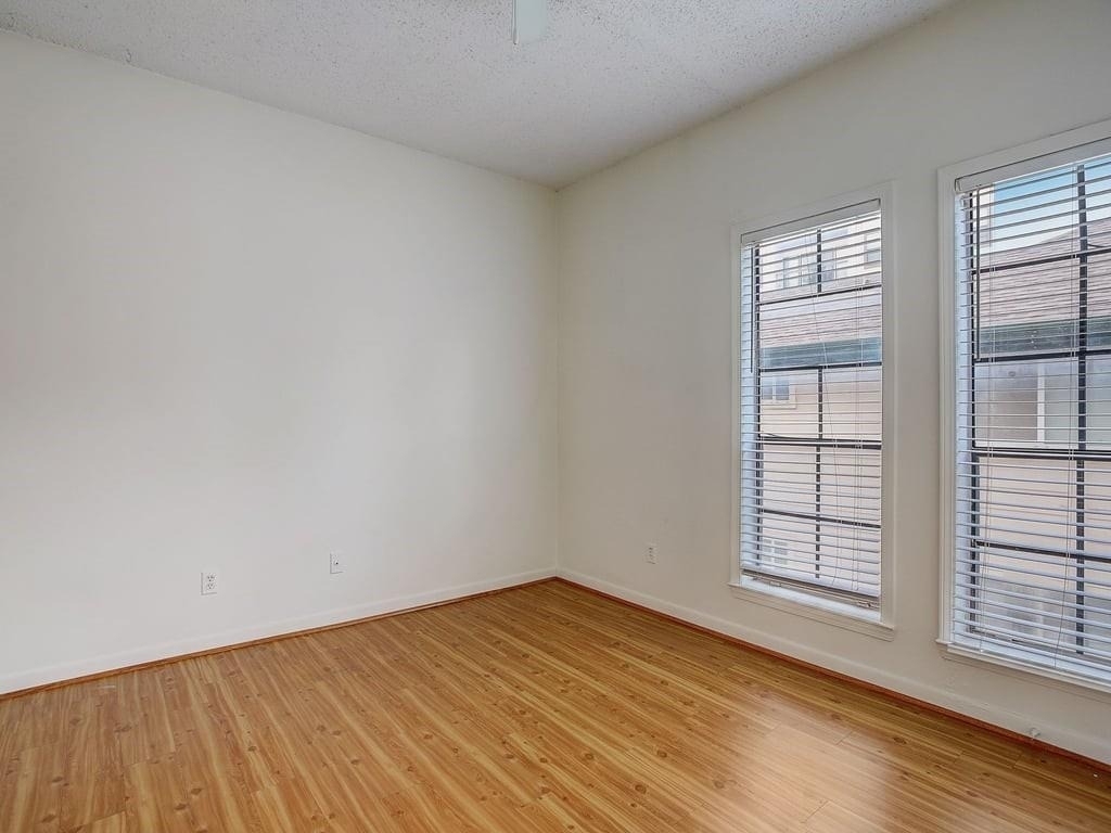 711 W 21st St - Photo 18