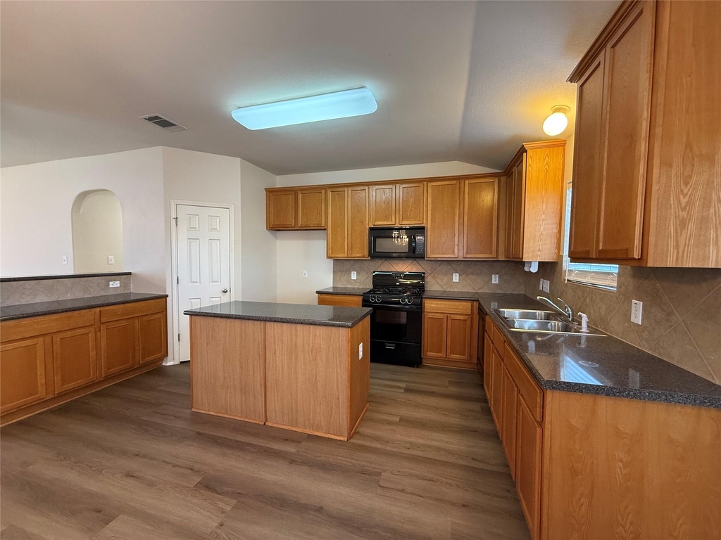 511 W South St - Photo 3