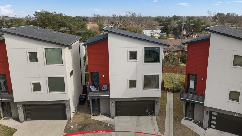 1417 Kramer Ln - Photo 0