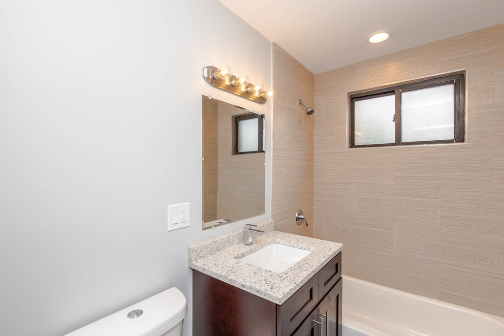 6805 N Ridge Boulevard - Photo 9