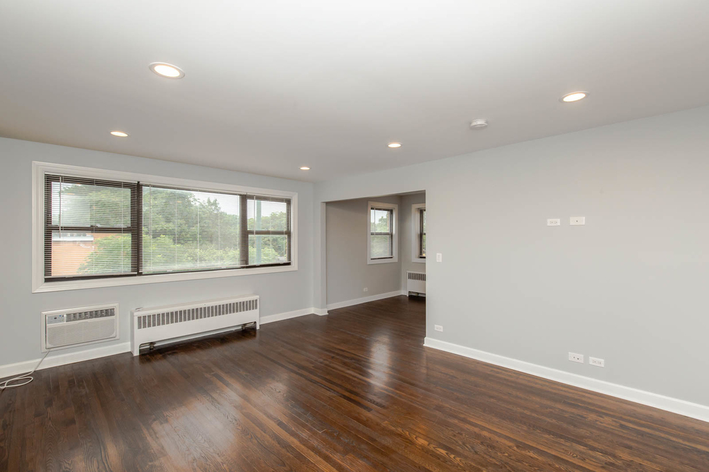 6805 N Ridge Boulevard - Photo 1