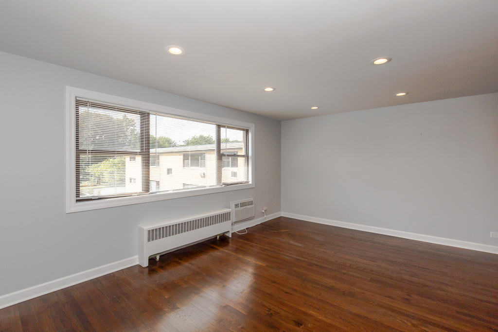 6803 N Ridge Boulevard - Photo 2