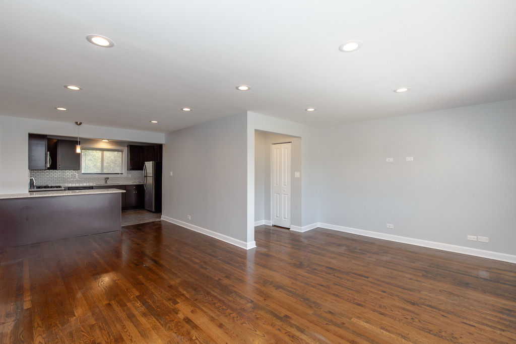 6803 N Ridge Boulevard - Photo 1