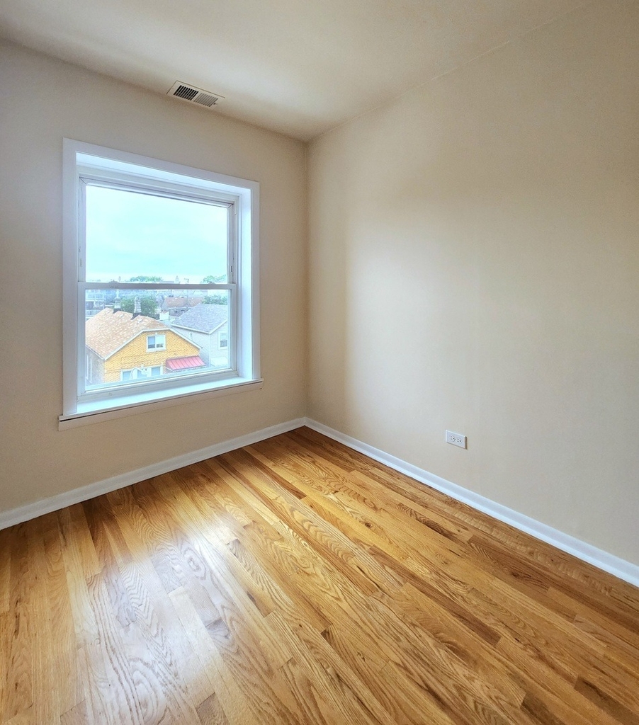 504 W 32nd Street - Photo 6