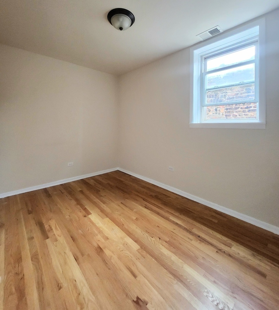 504 W 32nd Street - Photo 9