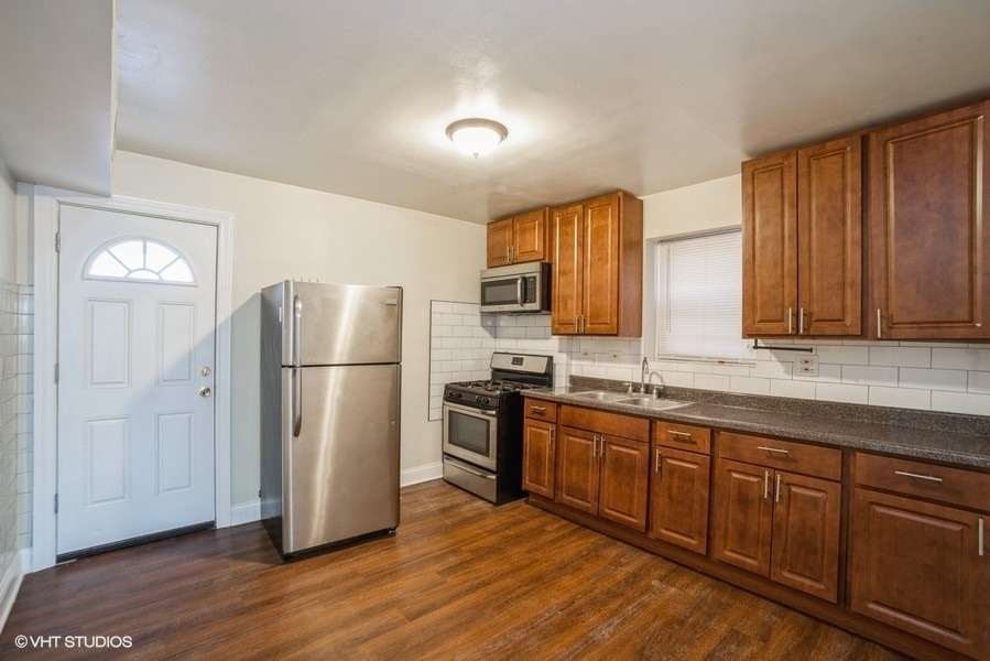 504 W 32nd Street - Photo 4