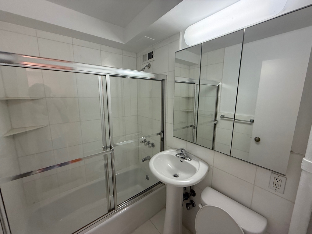 1570 First ave - Photo 3
