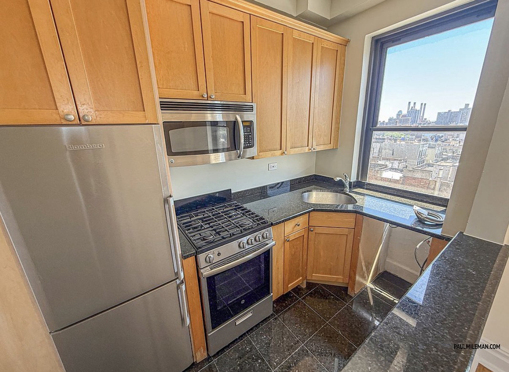 E 11th st/2nd Avenue - Photo 3