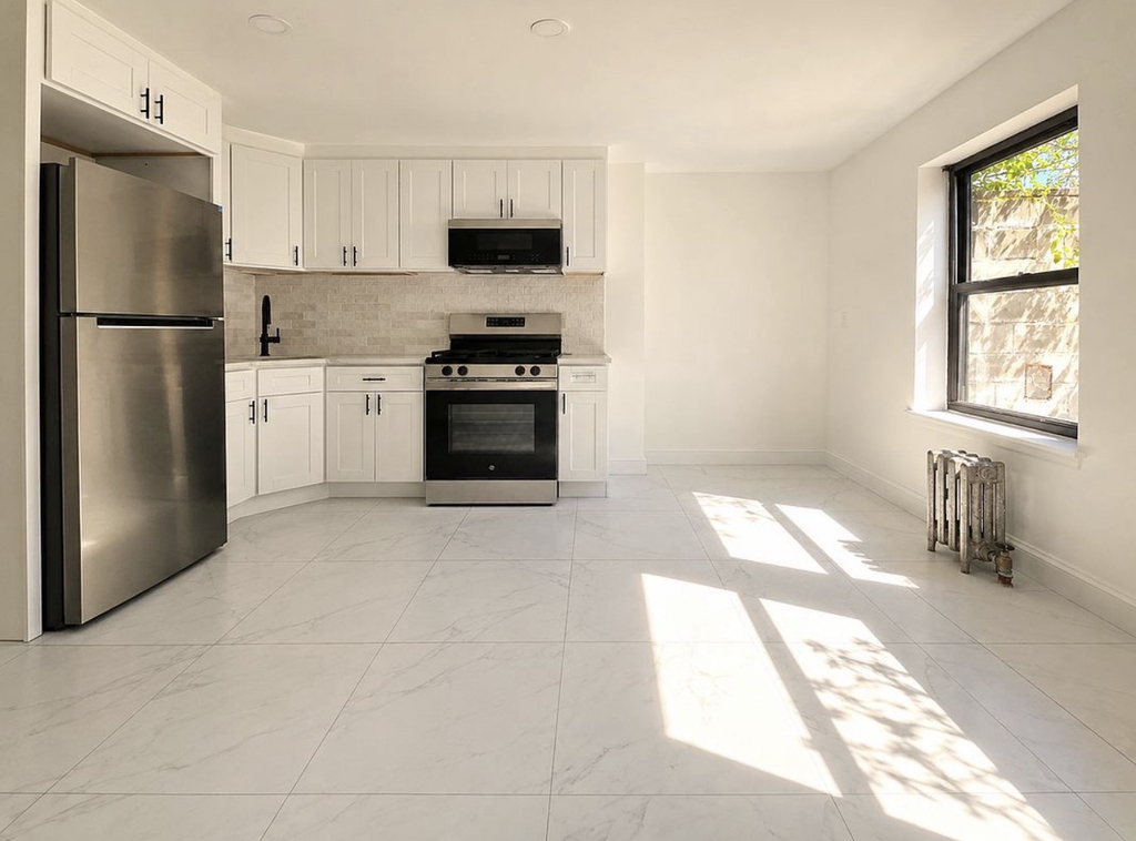 461 Pulaski Street - Photo 0