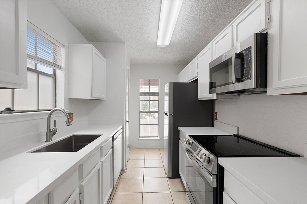 2121 Hepburn Street - Photo 0
