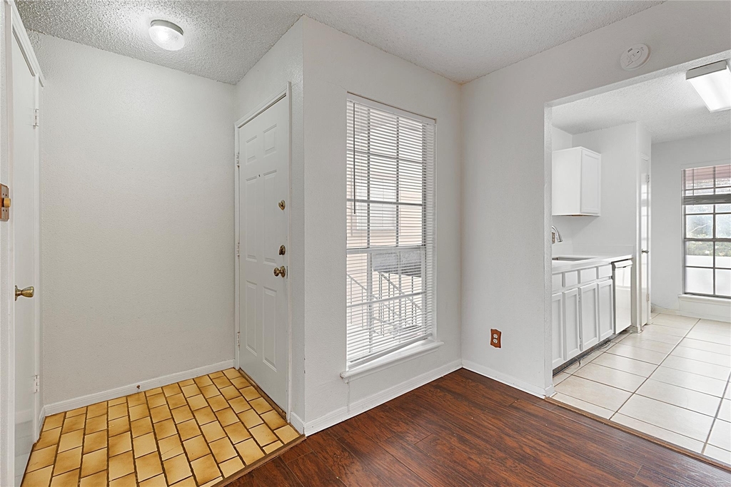 2121 Hepburn Street - Photo 2
