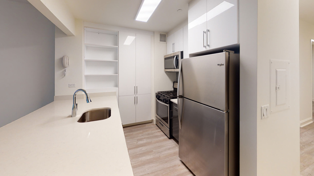 10 Hanover Square - Photo 1