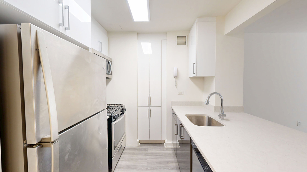 10 Hanover Square - Photo 1