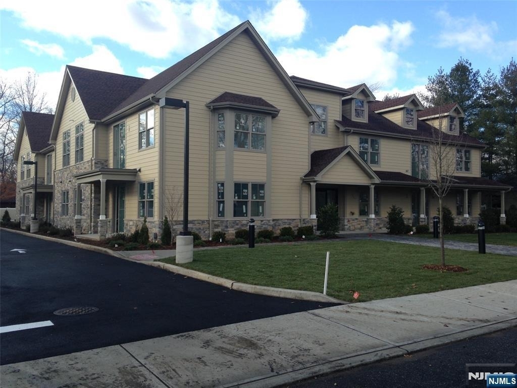 40 Russell - Photo 0