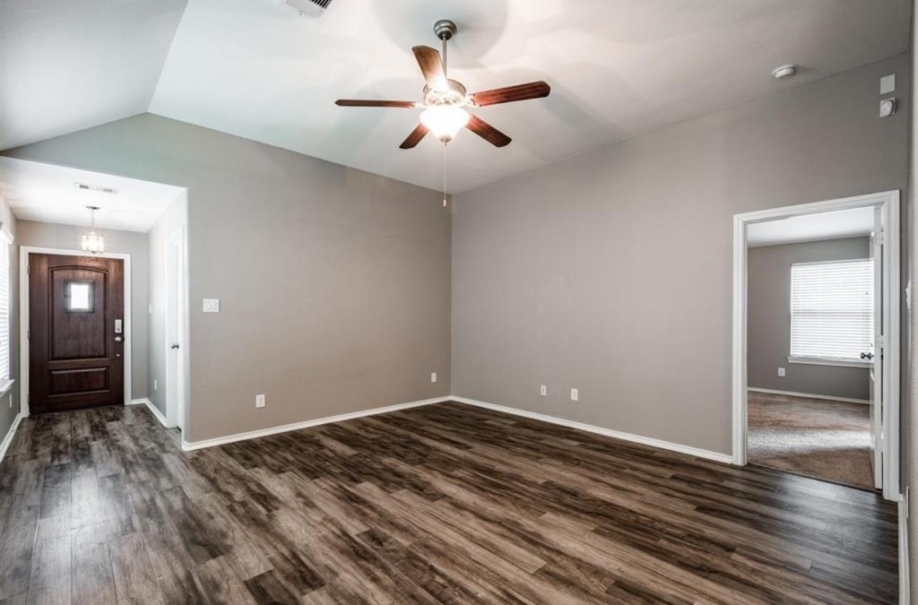 8314 Broadleaf Avenue - Photo 5