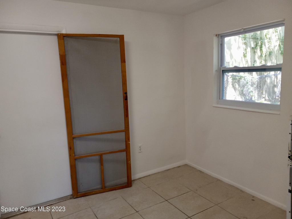 354 Hibiscus Avenue - Photo 4