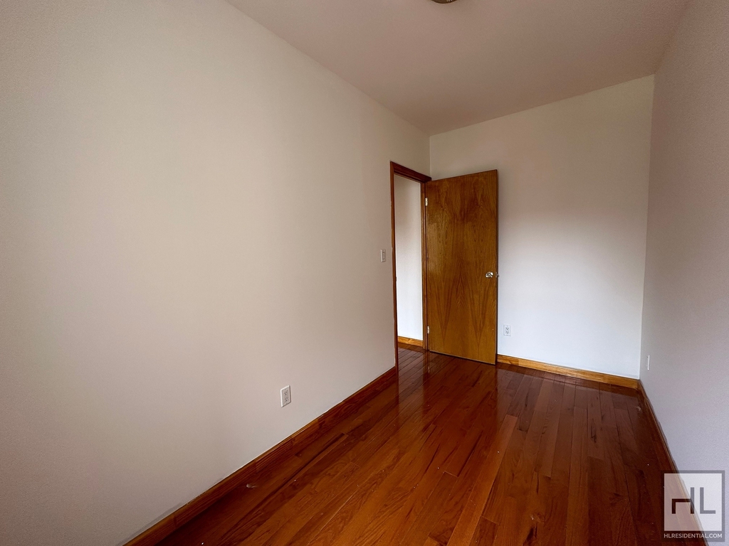 East 14 Street - Photo 5