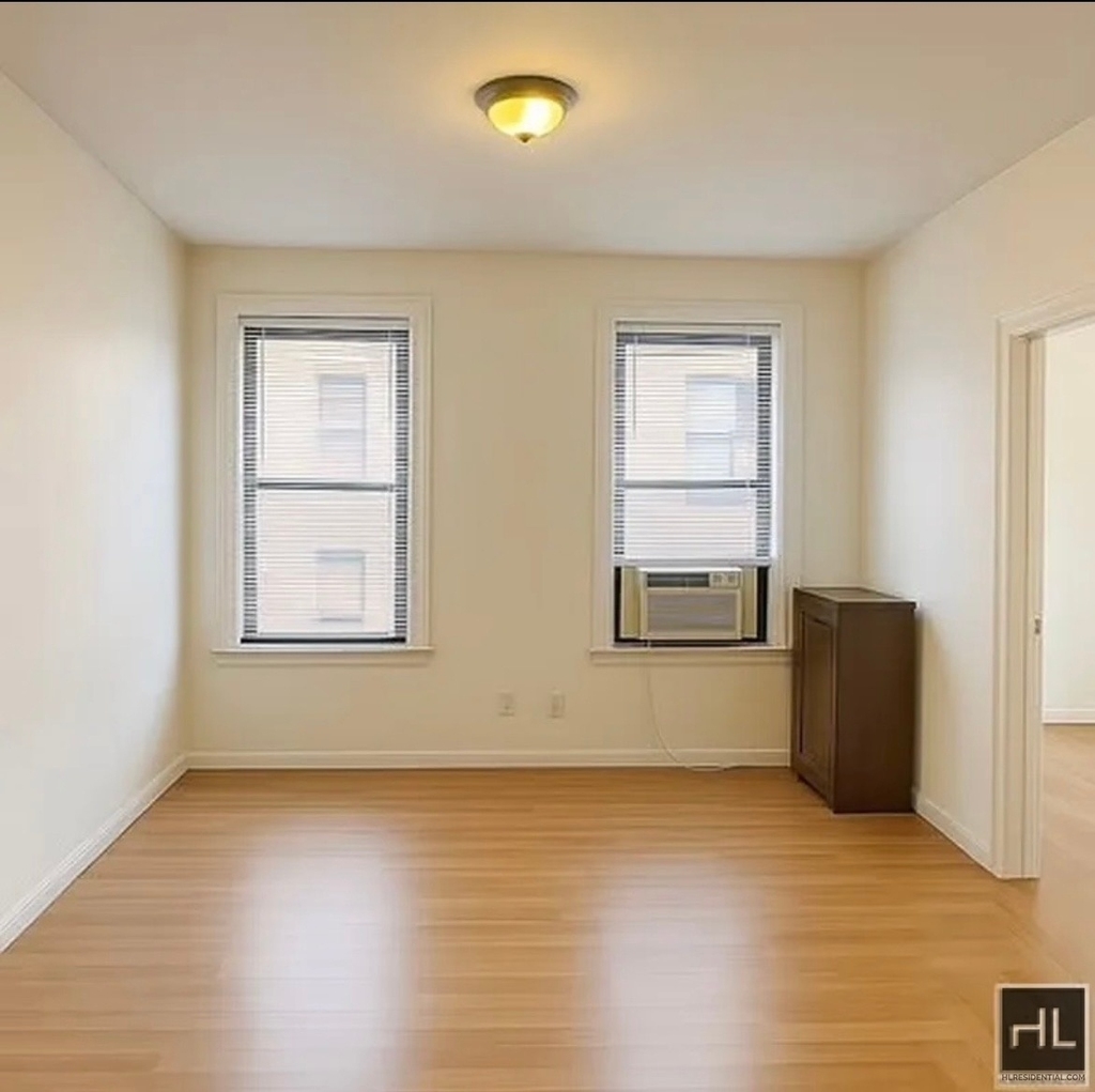 35-25 Crescent Street - Photo 2