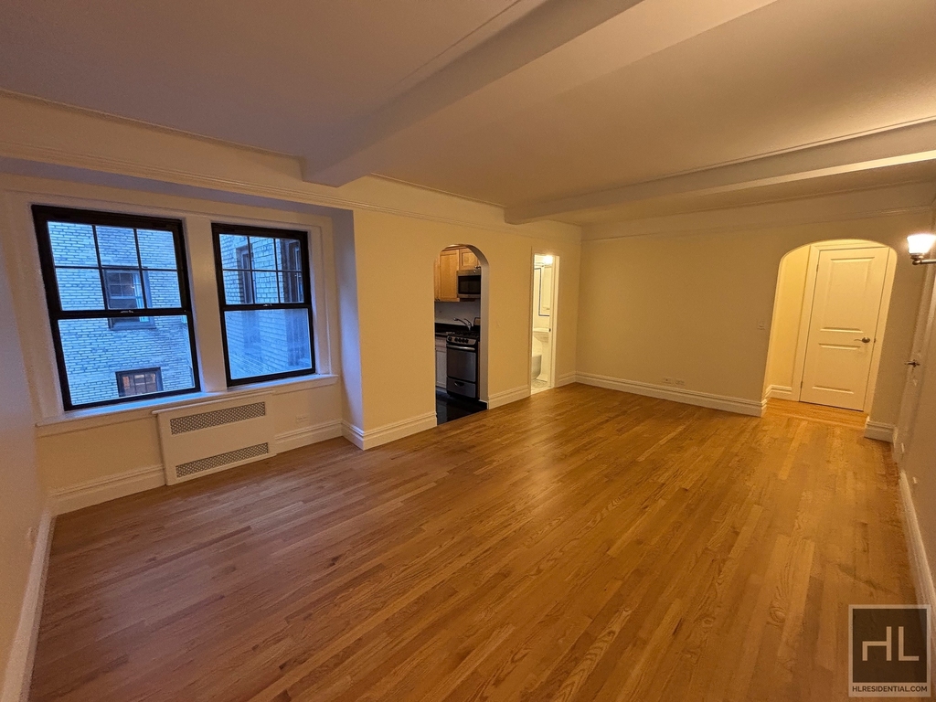 Christopher St - Photo 1