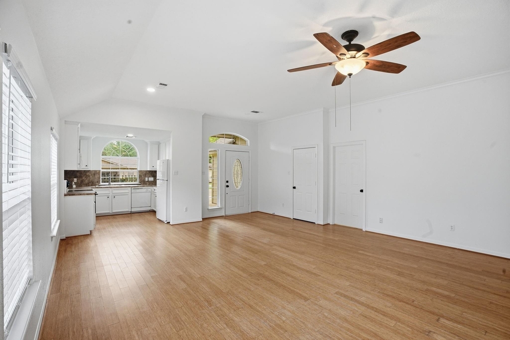 319 Moore Street - Photo 3