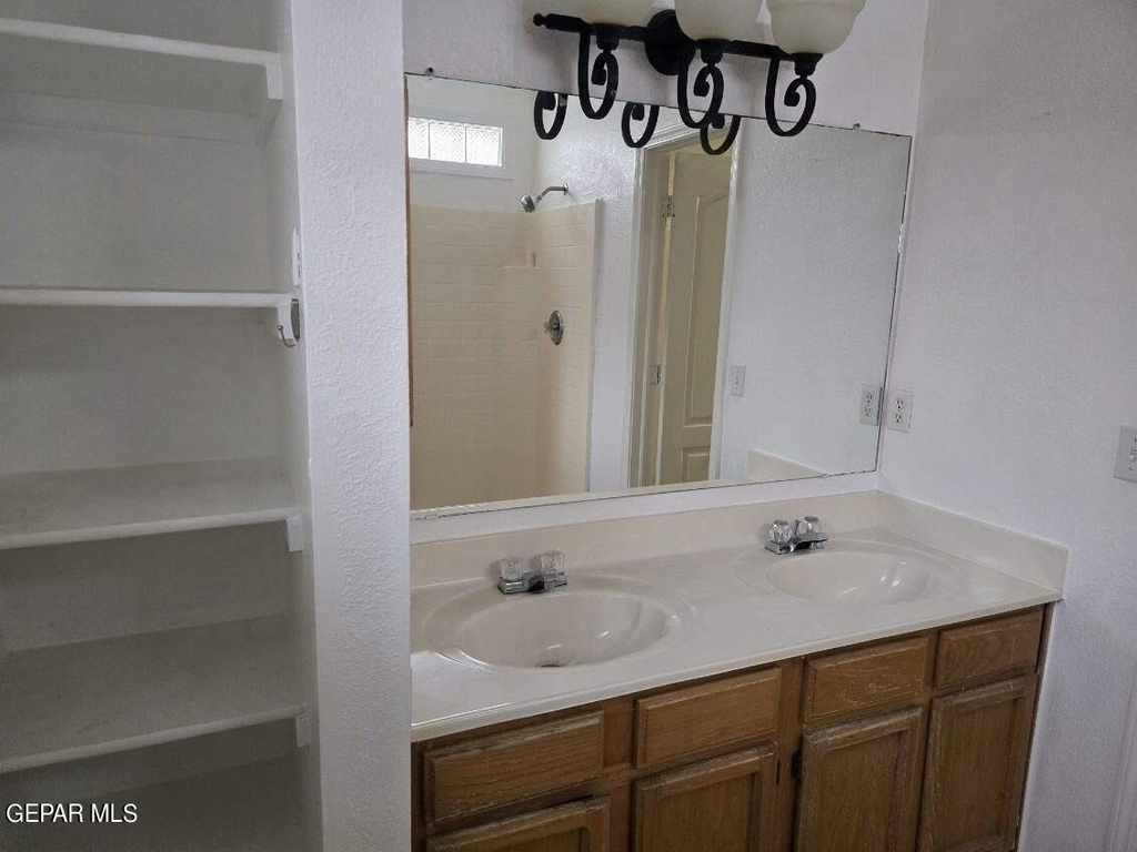 12105 Castle View Way - Photo 16