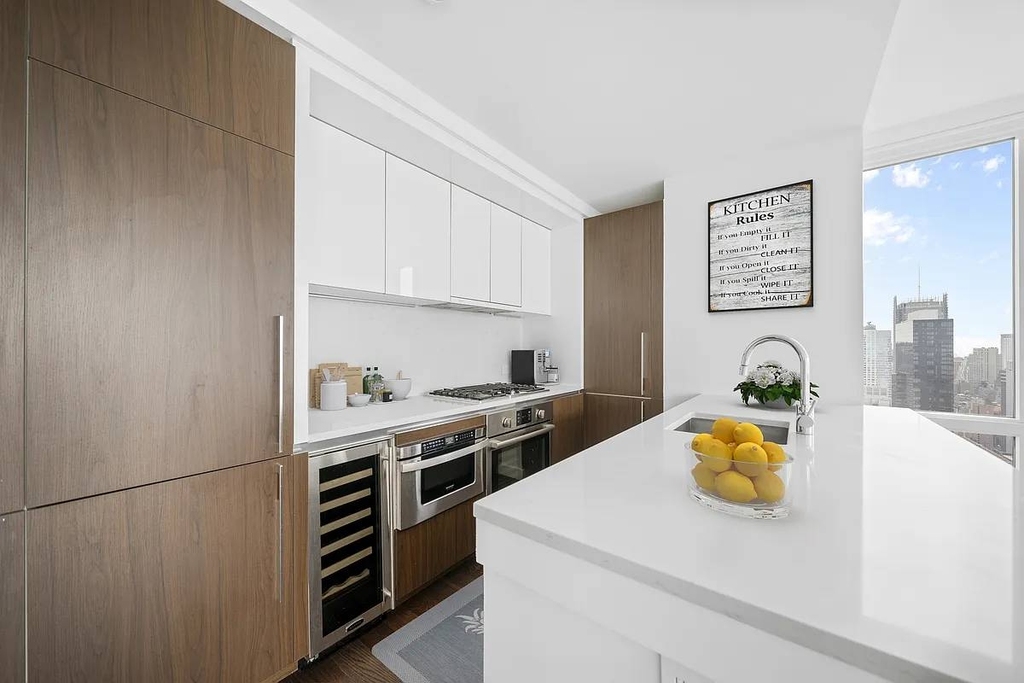 West 42nd Street - Photo 1