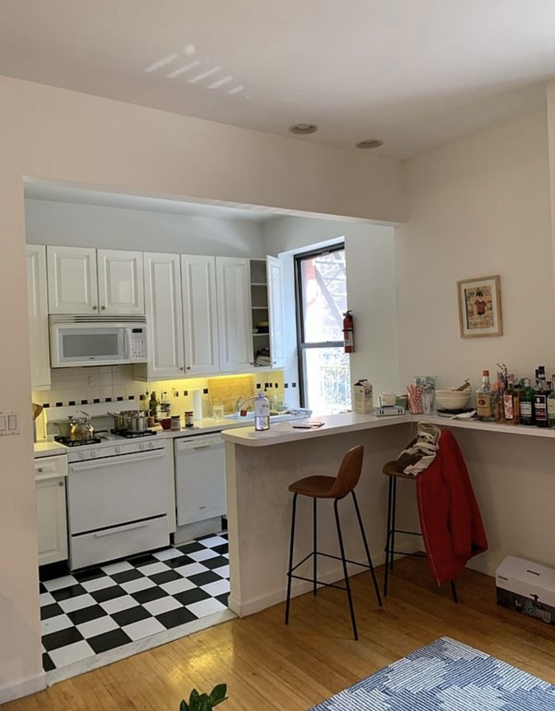 1402 Lexington Avenue - Photo 2