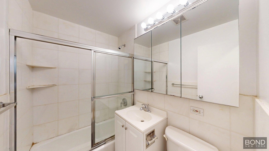 East 63rd Street - Photo 4