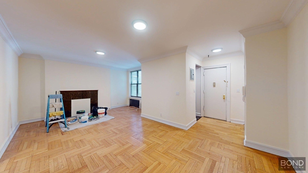 East 63rd Street - Photo 0
